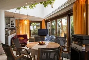 Luxury Beachfront Villa Balatonszarszo - Image 4