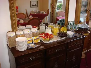 Broadlands Guest House - Image 2
