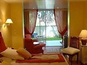 Logis Hotel Les Fleurs De Lees - Image 2