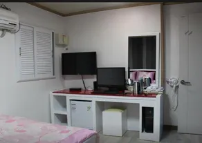 E Motel - Image 5