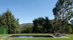 Casa moderna con piscina y vistas al bosque. - Image 3
