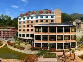 Gold Hotel - Image 3