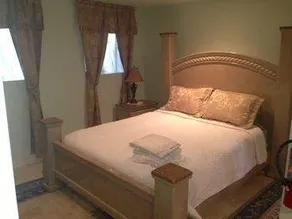 Beautiful and Historic Napa Bungalow - Image 5