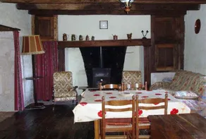 Historic holiday home with garden - Image 4