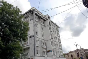 Queens Court Serviced Apartment - Image 3