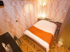 Towers Hotel 303 Hot Tub Double Bed - Image 4
