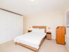 Spacious 2-Bedroom Apartment with Full Wheelchair Access in London - Image 4