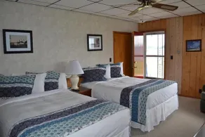 Buzz's Lakeside Inn - Image 2
