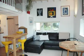 Unique Cottage Retreat - Image 4