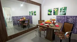 Champagne Motel - Image 5