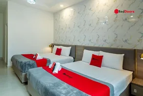 RedDoorz Near Tan Dinh Market 3 - Image 4