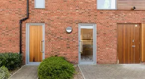 Luxurious Addenbrookes Apartment with Balcony & Parking & Sleeps 6 - Image 4