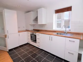 London Excel 2 Bedrooms, Reception, Spacious Apartment - Image 5