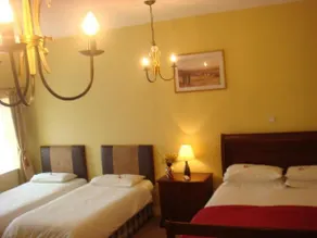 Shines Guesthouse - Image 2