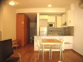 Deluxe City Center Apartment - Image 5