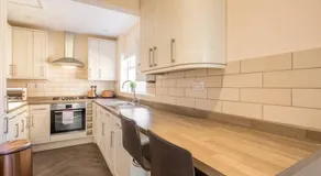 Regents Terrace - City Centre Location - Over Looking Parkers Piece! Private Entrance - Image 2