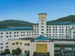 Jinling Lakeview Hotel - Image 3