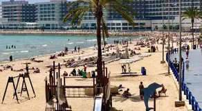 Smile to the Mediterranean sea from city centre - Image 3