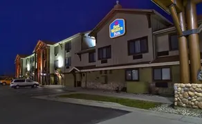 White Pines Inn & Suites of Holland - Image 2