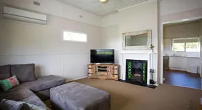 Wine Country Cottage located right at the Hunter Valley gateway, close to everything - Image 3
