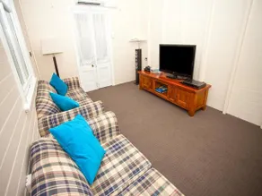 CBD Holiday Home - Image 5
