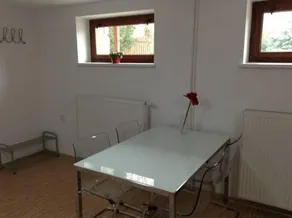 Red Travel Apartment - Image 5