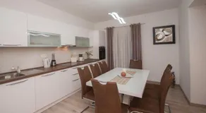 Red Sunset Apartments - Image 5