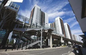 Beautiful Apartment In Docklands - Image 2