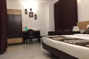 Hotel Cyber Inn by OYO Rooms - Image 2