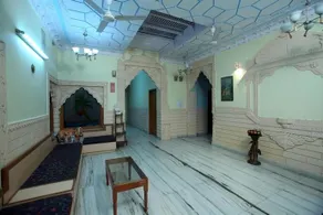 OYO Rooms Old Public Park - Image 5