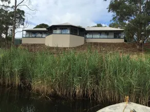 Curdievale Riverfront Lodge - Image 2