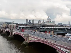 Veeve City 1 Bed On The River Thames Blackfriars - Image 2