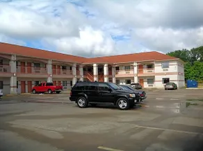 Hometowner Inn And Suites - Image 3