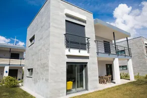 Important Group Villa Yahsi - Image 1