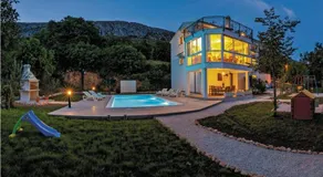 Charming Holiday Home - Image 2