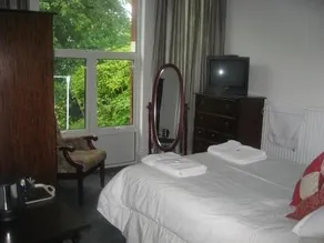 Ashton Lodge Guest House - Image 4