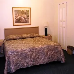 Colonial Motel - Image 5