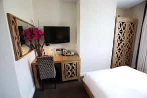 Cinnabar Café Hotel - Image 5