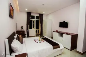 Rose Hotel - Image 3