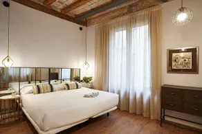AinB Gothic Cathedral Apartments - Image 4