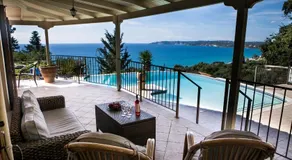 Villa avec jardin, terrasse et piscine privée | Vue ville - Image 3
