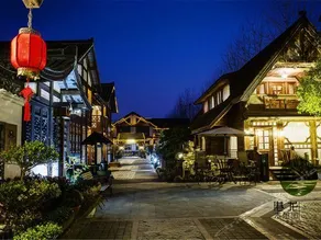 Muqiyuan Wooden House Feature Hotel - Image 2
