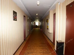 Super 8 Hotel - Image 3