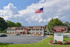 Country Hearth Inn-Toccoa - Image 2