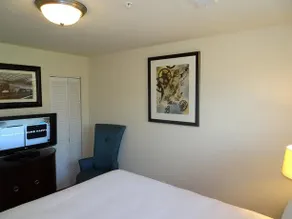 COZY - Free Designated Parking - 2bdrm - Image 4