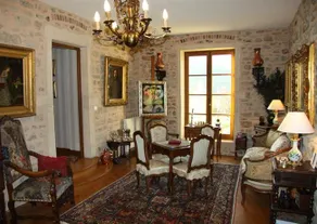 Manoir Montdidier Burgundy - Image 5