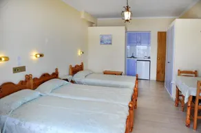 Logan's Beach Hotel - Image 3