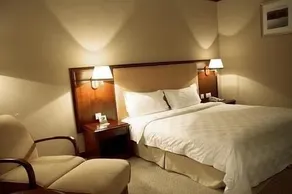 Four Seas Hotel - Image 5