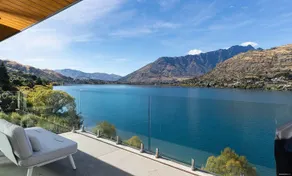 'LakeLife' Lake Front Apartment - Image 1