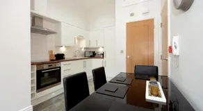 Apartment 4 The Keyes- Stunning & Stylish Apartment With Free Parking - Image 2